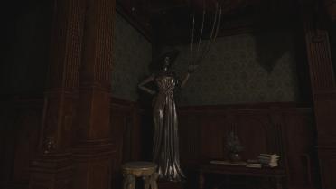 Replace the armor decoration with Alcina Dimitrescu