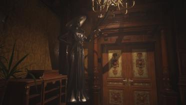 Replace the armor decoration with Alcina Dimitrescu