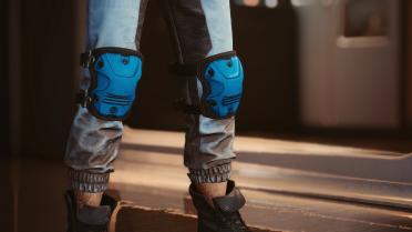 V's knee and elbow pads