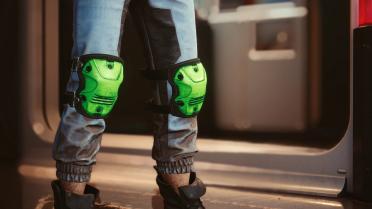 V's knee and elbow pads